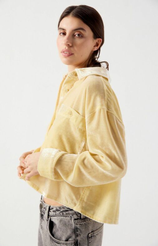 Pour le Printemps-Été 2026, découvrez notamment les chemises ANKAZ d'American Vintage en coloris Soja et Origan, confectionnées dans un velours lisse à la fois léger, confortable et facile à porter. Envie d'adopter le velours cette saison ? Découvrez tous nos secrets d'entretien de cette matière qui se patine avec le temps.